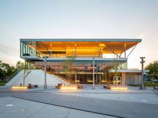 Das Théatre Alphonse-Desjardins ergänzt das in der Entstehung befindliche Kulturquartier im Zentrum der Stadt Repentigny am Westufer des Sankt-Lorenz-Stroms. Entworfen wurde es vom ortsansässigen Architekturbüro Les architectes FABG. 