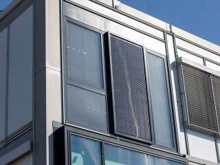 Mit der am Fraunhofer-Institut entwickelten EE-Modulfassade sollen wichtige Bestandteile der Gebäudetechnik in die Gebäudehülle wandern.