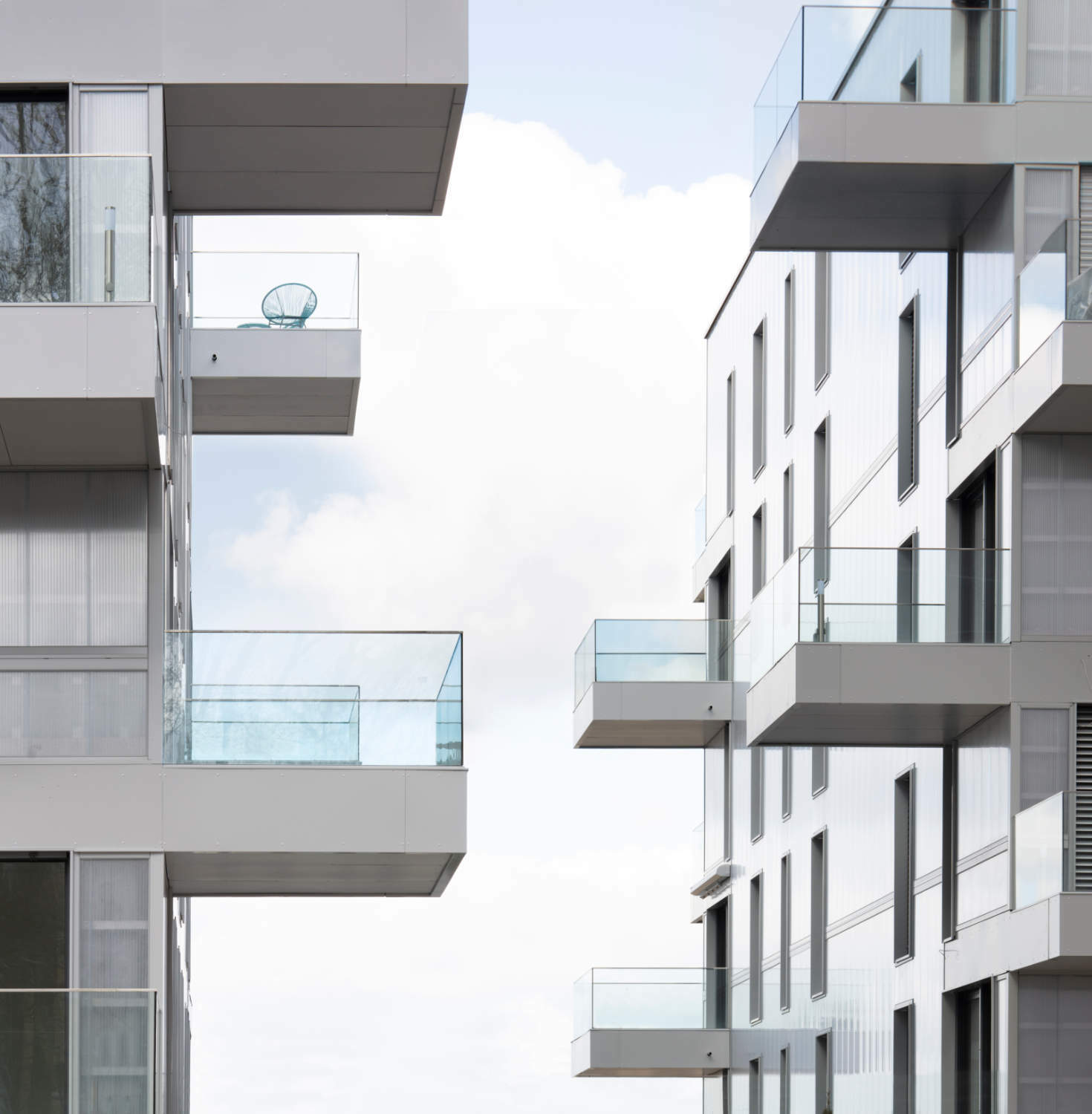 Hinter der transluzenten Vorhangfassade aus Polycarbonat liegt eine Luftschicht, die sich durch Sonneneinstrahlung erwärmt und auf diese Weise dämmend wirkt.