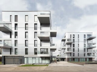  Die beiden Mehrfamilienhäuser in Wolfsburg-Hellwinkel verfügen über eine Dämmschicht aus sonnenerwärmter Luft, die RTW Architekten nach den Prinzipien der kybernetischen Architektur planten.