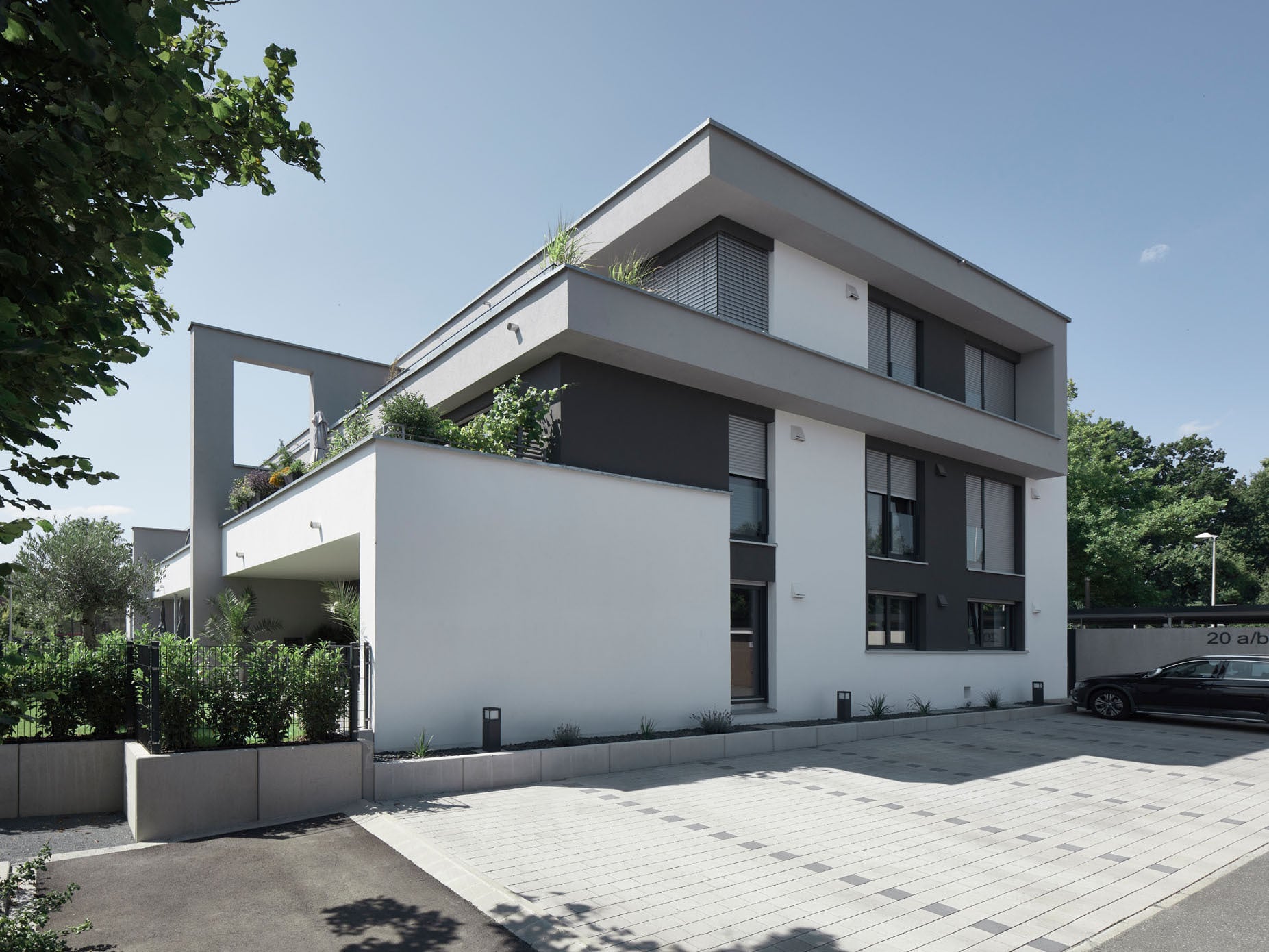 Für eine private Bauherrschaft entwarfen a.punkt architekten ein Mehrfamilien- und ein Stadthaus in Kalksandstein-Massivbauweise.