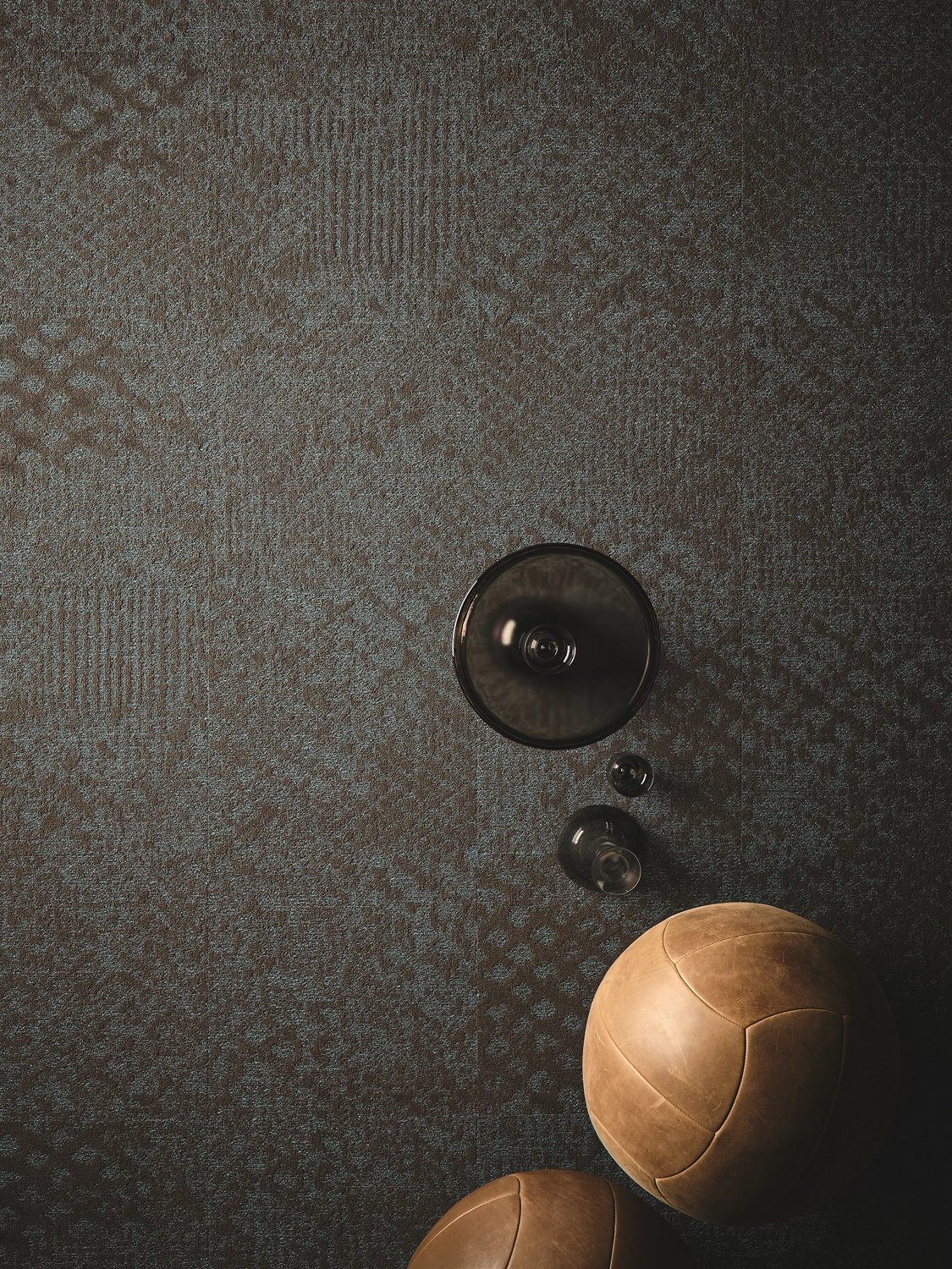 Die Akustikfliesen werden aus 100 Prozent recyceltem Econyl-Garn von Aquafil gefertigt und sind frei von Bitumen, PVC und Latex. Im Bild: Die Cut-Loop-Qualität von Fusion erinnert an verschiedene natürliche Bodenstrukturen, die Hoch-Tief-Musterung setzt gestalterische Akzente.