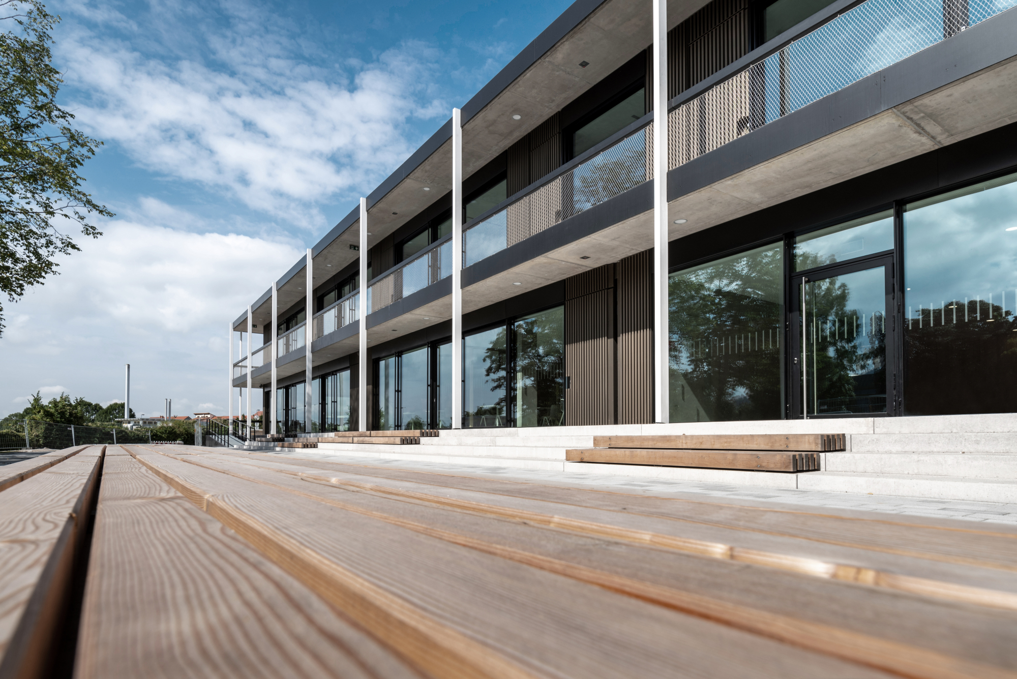 Zudem ist das Schulgrundstück durch den zweigeschossigen Anbau neu organisiert worden. Die Planung oblag dem Stuttgarter Architekturbüro Dasch Zürn + Partner. 