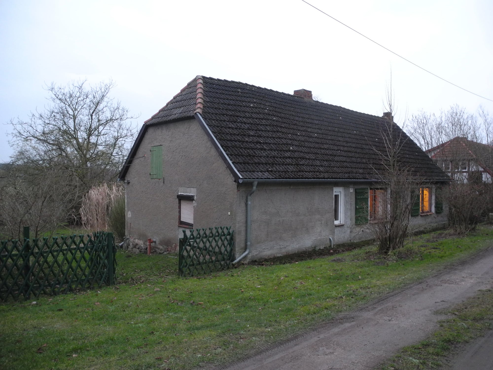 Kaum wiederzuerkennen: Zustand des Hauses von der Straßenseite aus gesehen vor dem Umbau