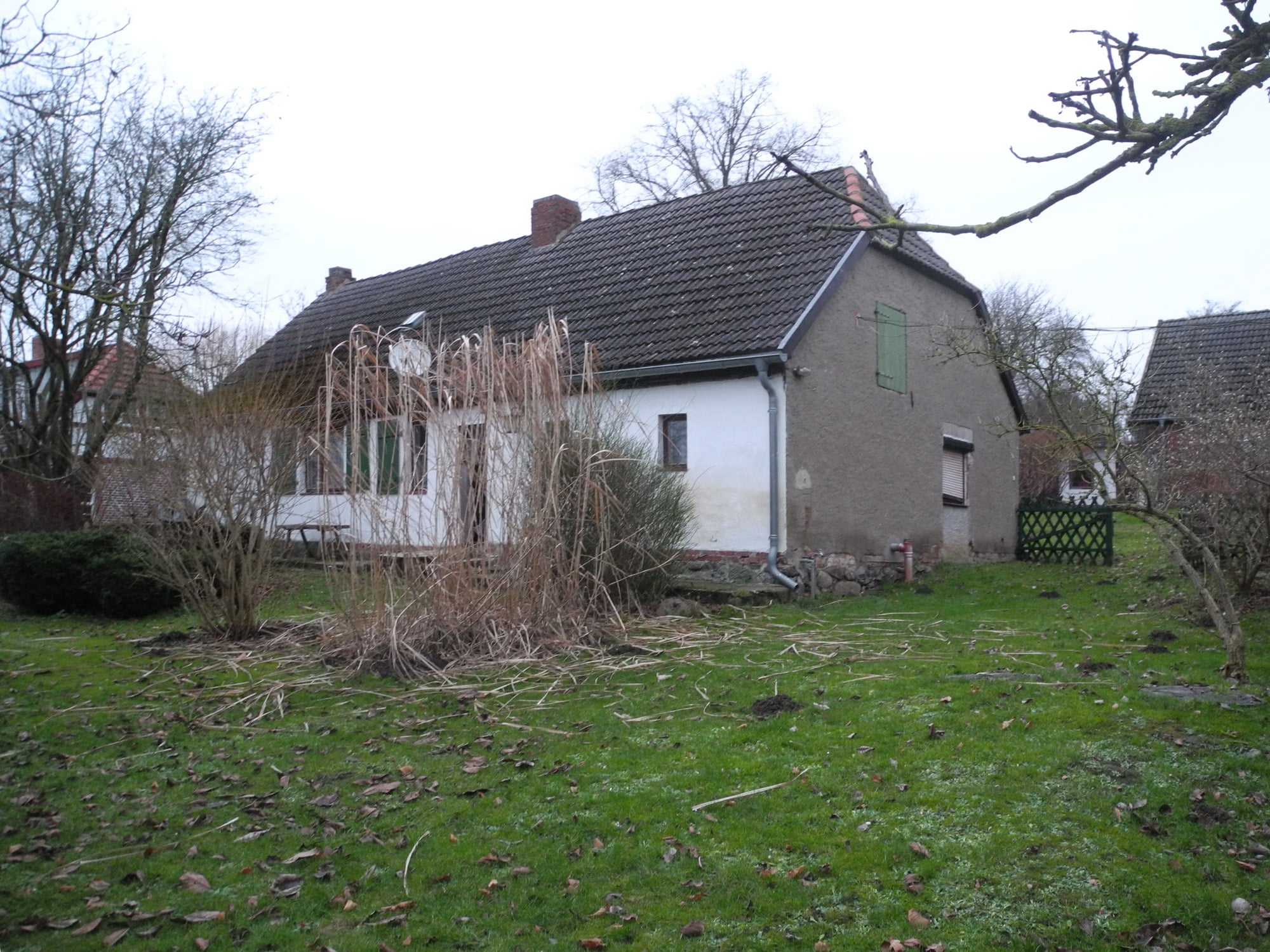 In einem ersten Schritt wurden Überformungen aus der DDR-Zeit weitestgehend zurückgebaut, u. a. wurde der alte Putz entfernt und zugemauerte Fenster wieder geöffnet (Gartenseite vor dem Umbau).