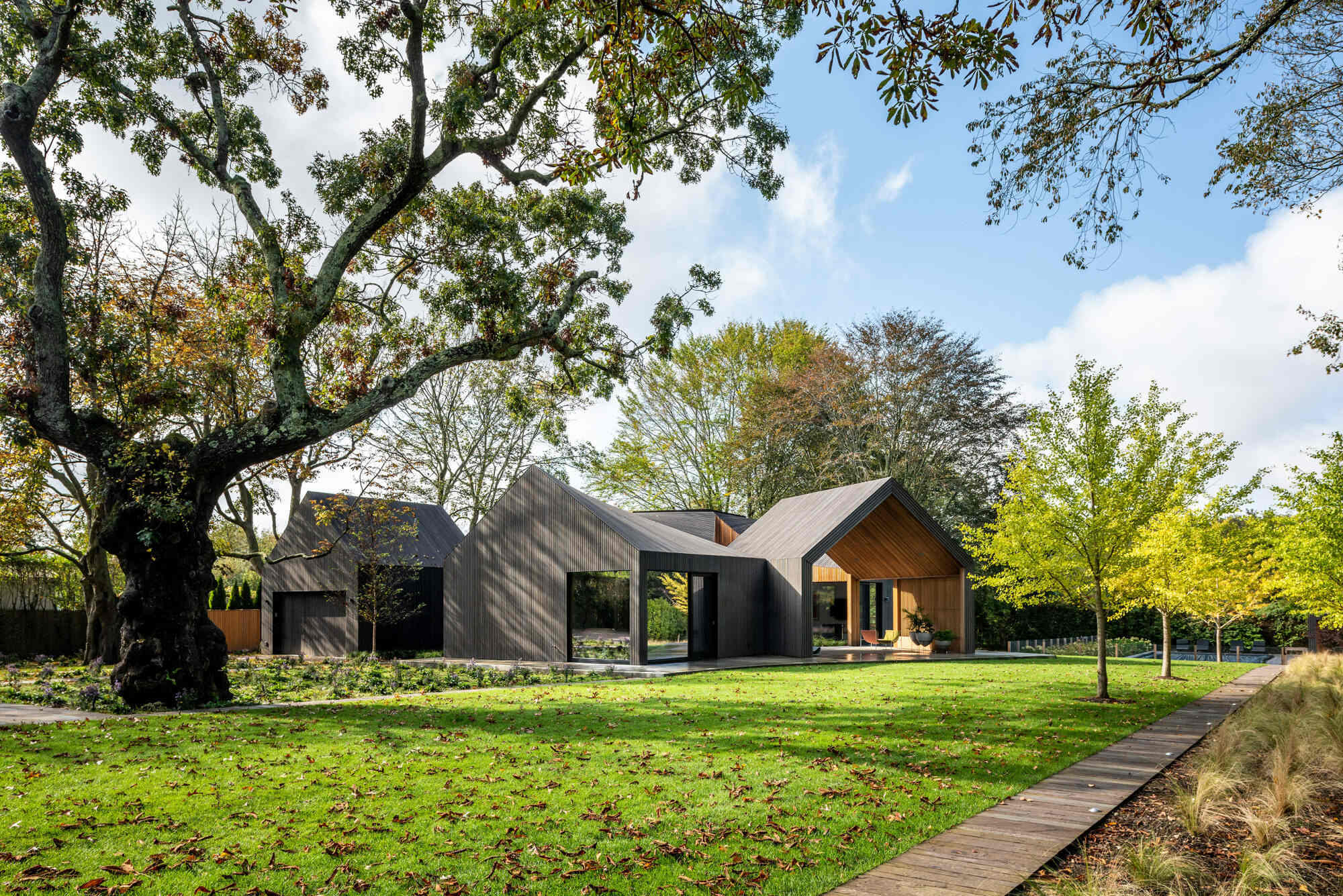 Das New Yorker Architekturbüro Young Projects entwarf das Wochenendhaus auf einem weitläufigen Grundstück mit Sichtbezügen zu einem Farmhaus aus dem 19. Jahrhundert und einem Poolhaus.