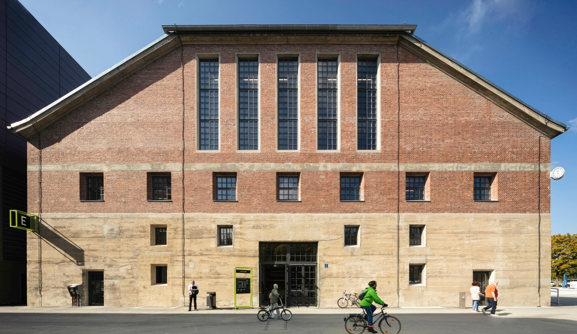 In der Transformatorenhalle (Halle E) aus dem Jahr 1928 ist nicht nur das Foyer, sondern auch die Stadtbibliothek untergebracht.