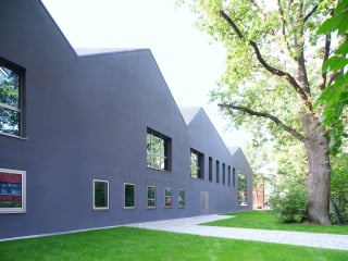 Um genug Platz für die tägliche Verpflegung zu haben, ist die Ganztagsschule Am Heidberg in Hamburg um eine Mensa sowie zusätzliche Fachklassenräume erweitert worden – bei laufendem Schulbetrieb. Entworfen wurde der Neubau vom Büro BKS Architekten.