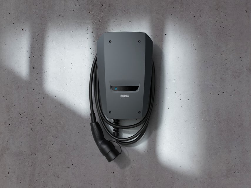 Der Solarwechselrichter Plenticore plus kann in den Leistungsklassen 3 bis 10 kW die PV-Anlage, einen Batteriespeicher und eine Wallbox intelligent steuern, sodass stets ein höchstmöglicher PV-Anteil für das Laden des angeschlossenen Elektrofahrzeugs verwendet wird. 