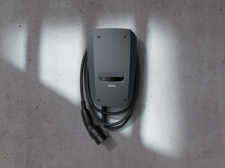 Der Solarwechselrichter Plenticore plus kann in den Leistungsklassen 3 bis 10 kW die PV-Anlage, einen Batteriespeicher und eine Wallbox intelligent steuern, sodass stets ein höchstmöglicher PV-Anteil für das Laden des angeschlossenen Elektrofahrzeugs verwendet wird. 