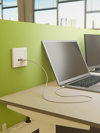 Auch im Büro kann die USB-Power-Delivery-Steckdose zum Einsatz kommen. 