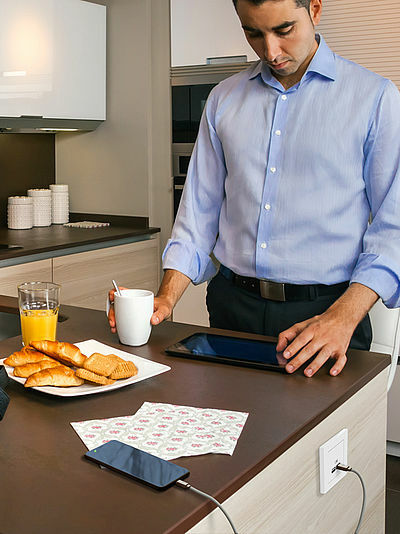 Das Smartphone kann am Morgen während des Frühstücks geladen werden, sodass nächtliches Aufladen nicht mehr nötig ist.