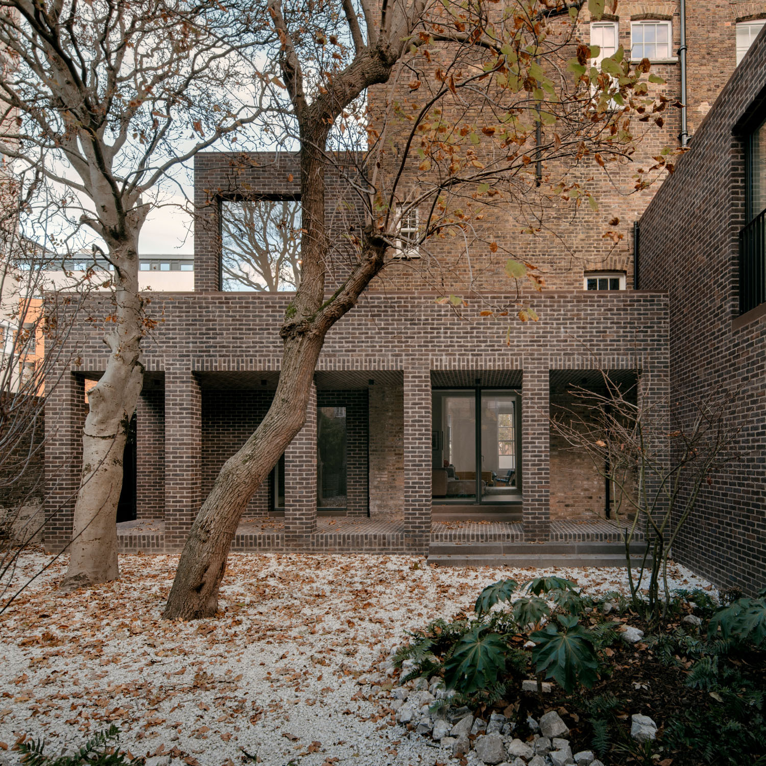 Im Rahmen der Verbindung der Wohnungen von Erd- und erstem Obergeschoss zu einer Maisonette verlegten Erbar Mattes die Außentreppe von der rückwärtigen West- an die Nordseite und setzten an ihre Stelle einen Laubengang.