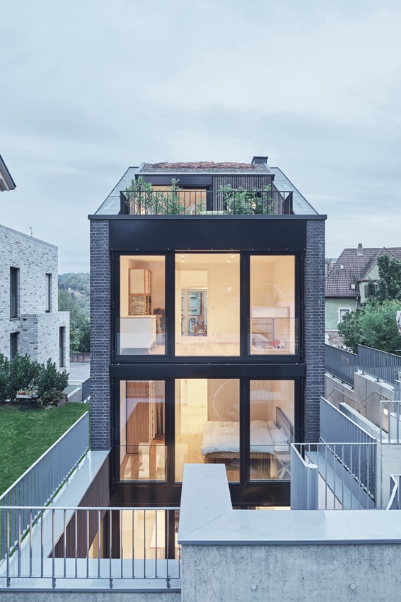 Auf dem begrünten Dach lädt eine Dachterrasse zum Verweilen ein.