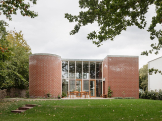 Das Haus nach Entwürfen von Blaf Architects mit dem etwas sperrigen Namen 16-0590-fmM ist eine schlichte Komposition aus Halbkreisen und Rechtecken.