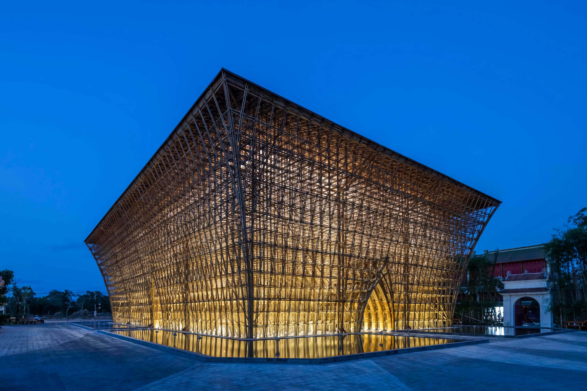 Entwurf und Planung des Vinpearl Project genannten Bauwerks stammen von den Architekten Vo Trong Nghia und Nguyen Tat Dat.