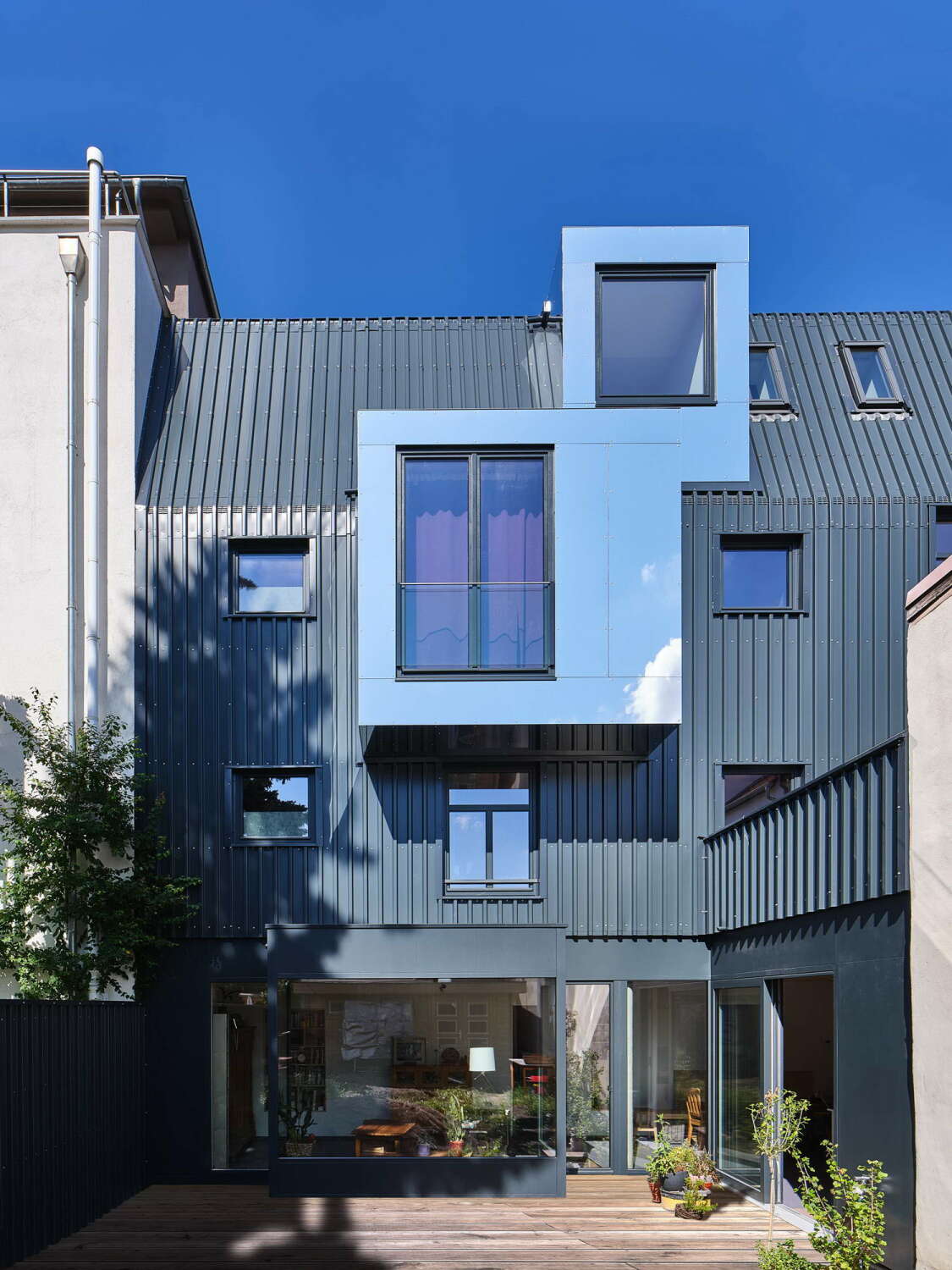 An der nach Osten gelegenen Gartenseite ist eine großzügige Terrasse für die südlichere der beiden Wohnungen angeordnet.