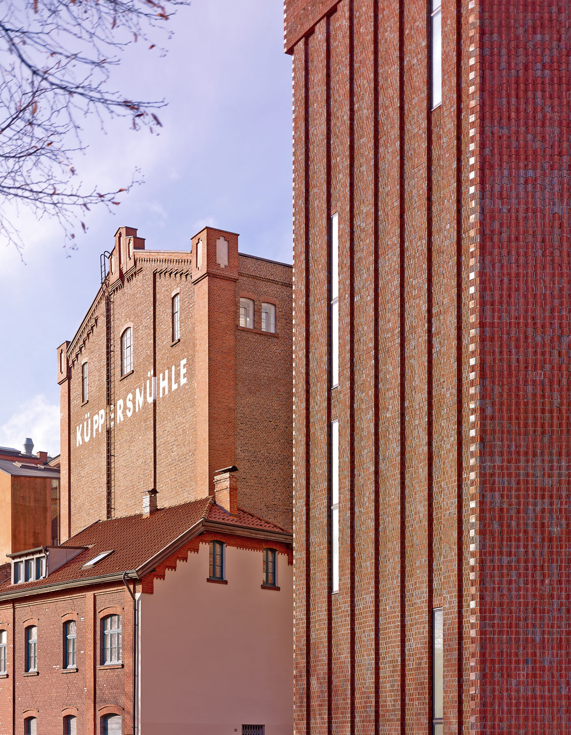 Die Speicherflächen des historischen Bestands (links im Bild) waren 1999 ebenfalls nach Entwürfen von Herzog & de Meuron in Ausstellungsräume umgestaltet worden.