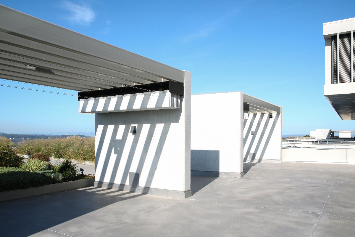 Rückzugsmöglichkeiten bieten hier gemauerte Sitzbereiche mit Pergolas und Sonnenschutz-Gegenzuganlagen von MHZ.