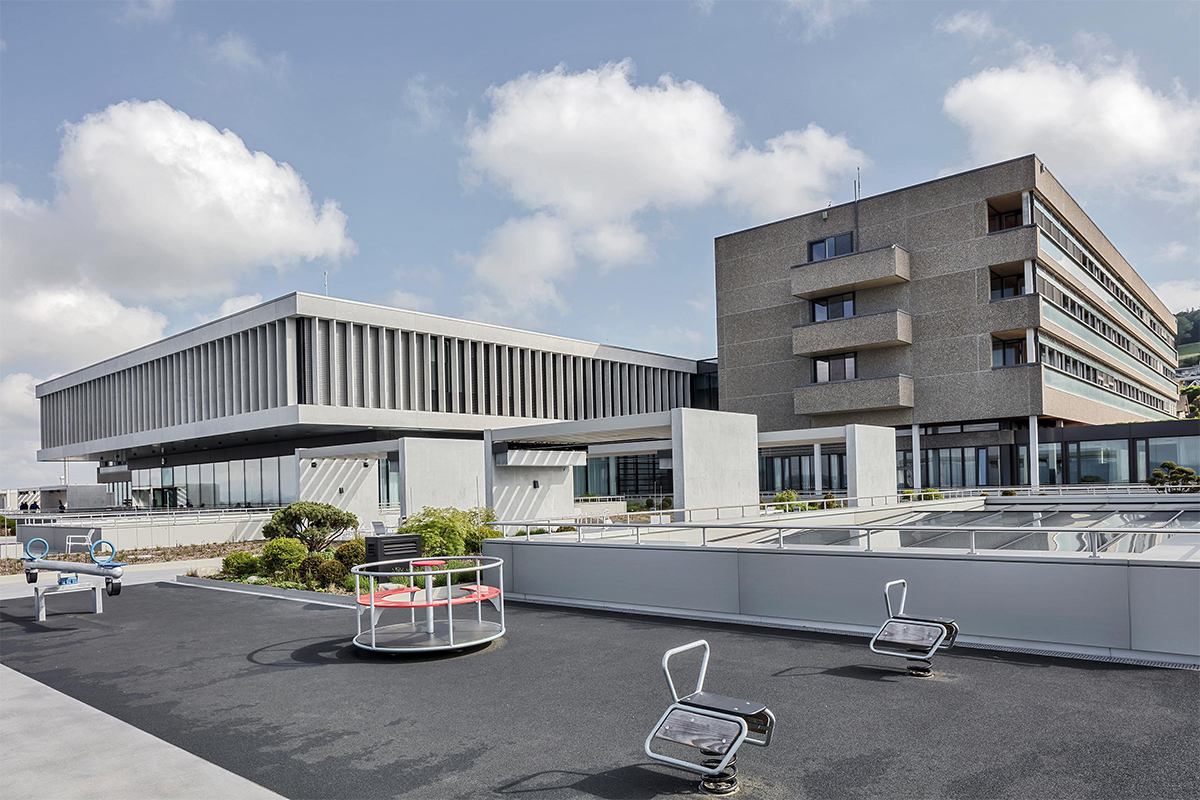 Ausblicke auf die reizvolle Umgebung können auf weitläufigen Terrassen genossen werden.