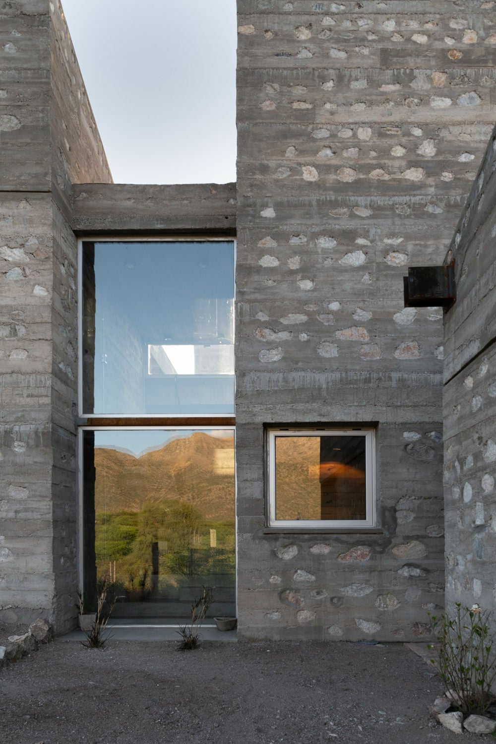 Der gebaute Ausdruck des Rohen und Unfertigen beziehungsweise die Auflösung einer singulären Einheit im Ganzen der Landschaft waren für die Architektin und den Architekten bei dieser Entwurfsaufgabe von besonderem Interesse.
