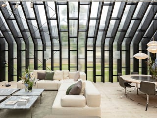 Im weitläufigen Hof vom dänischen Designmuseum in Kopenhagen lädt der Pavillon Besucherinnen und Besucher ein – zumindest temporär.