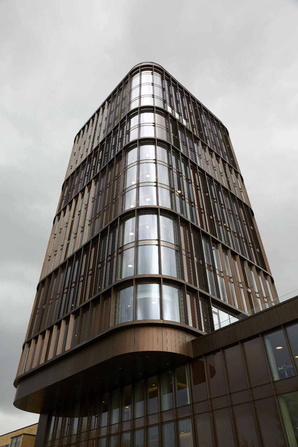 Die großformatigen Fenster betonen die Vertikalität.