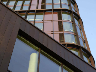 Mit seiner kupferfarbigen Fassade und charakteristischen Eckrundungen ist der Büroturm des dänischen IT-Unternehmens Systematic eine neue Landmarke auf dem Weg in die Innenstadt von Aarhus.