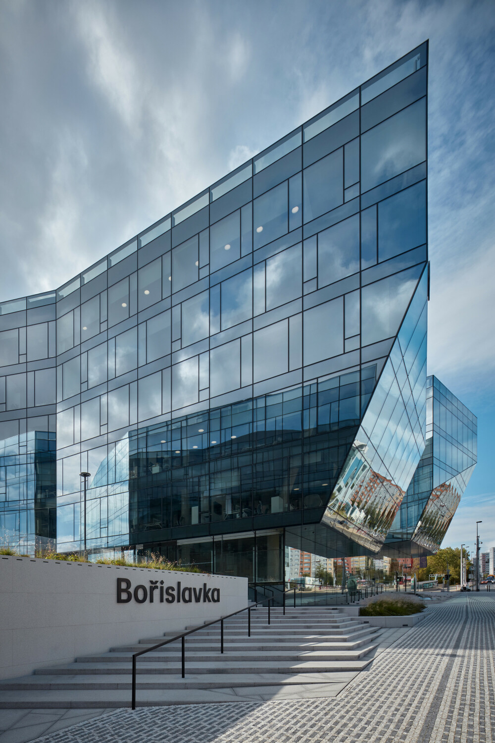 Die Fassaden sind als Structural Glazing Elementfassaden ausgebildet.