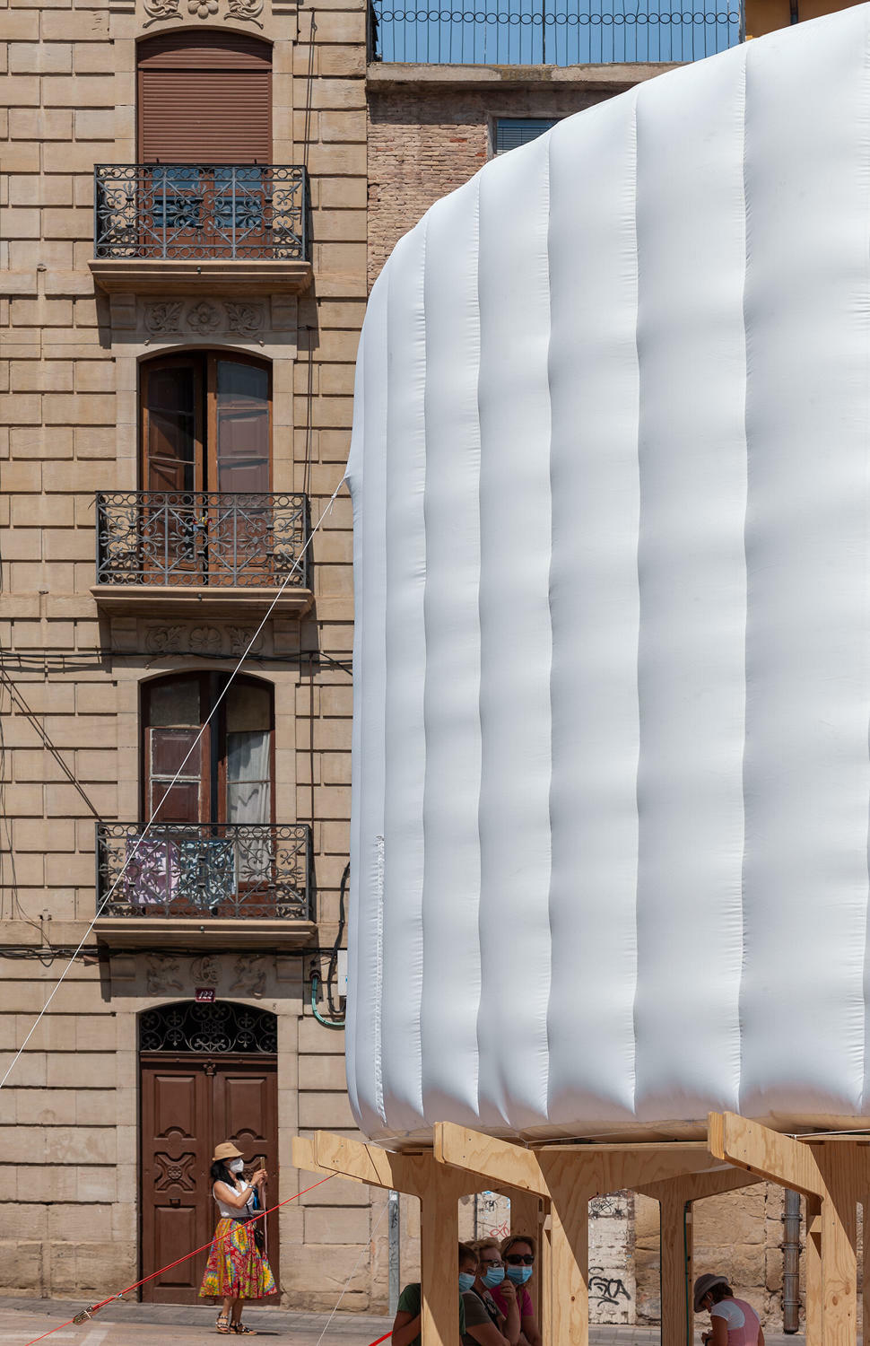 Der aufblasbare Teil besteht aus Polyester und wurde von einem Unternehmen geliefert, das unter anderem Heißluftballons produziert.