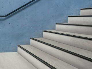 Zur besseren Sichtbarkeit von Treppenstufen müssen diese in öffentlichen Gebäuden mit Markierungen ausgestattet werden.