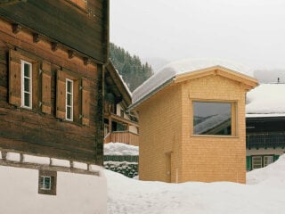 Auf einem nur 31 Quadratmeter großen Grundstück im schweizerischen Segnas steht das neue Wohnhaus La Casetta, entworfen von Atelier Schmidt.
