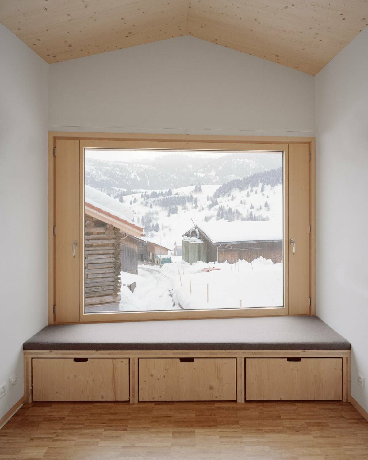 Große Fensteröffnungen sorgen für alpine Ausblicke, ohne zugleich intime Einblicke zu gewähren.