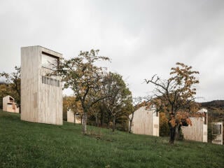 Reiulf Ramstad Arkitekter entwarfen Solitäre auf einem Hanggrundstück.