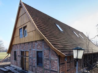 Das Fachwerkhaus wurde um 1800 als Teil einer Hofanlage errichtet: Das Fachwerk der Außenwände wurde mit Ziegeln ausgemauert, das Satteldach tief heruntergezogen, der Frontgiebel im Obergeschoss mit Holzpaneelen beplankt