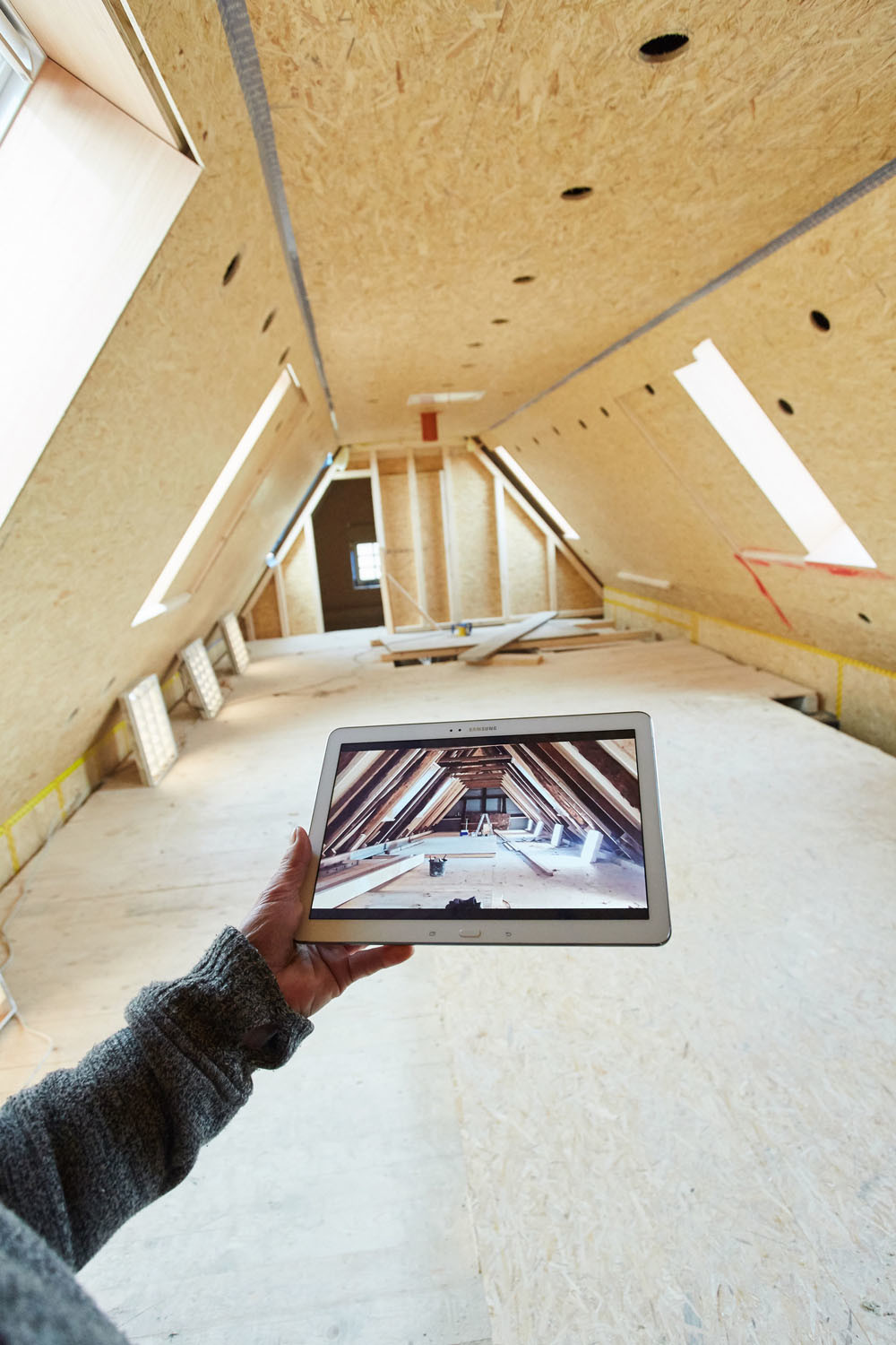 Nur noch auf dem Tablet des Hausbesitzers ist der Dachraum vor dem Umbau zu sehen