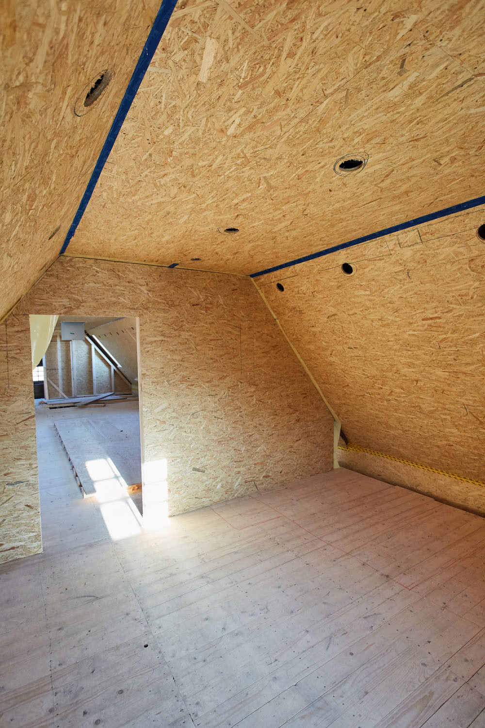 Die historischen Balken und Sparren blieben erhalten, stecken allerdings warm und trocken zwischen einer äußeren und inneren neuen Schalung aus Holz