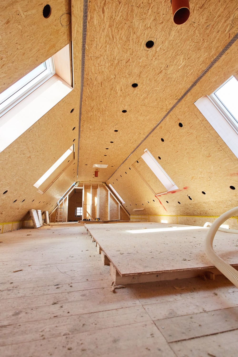 Alle Hohlräume der Konstruktion wurden mit der nichtbrennbaren Steinwolle-Einblasdämmung Fillrock RG des Hersteller Rockwool gefüllt.