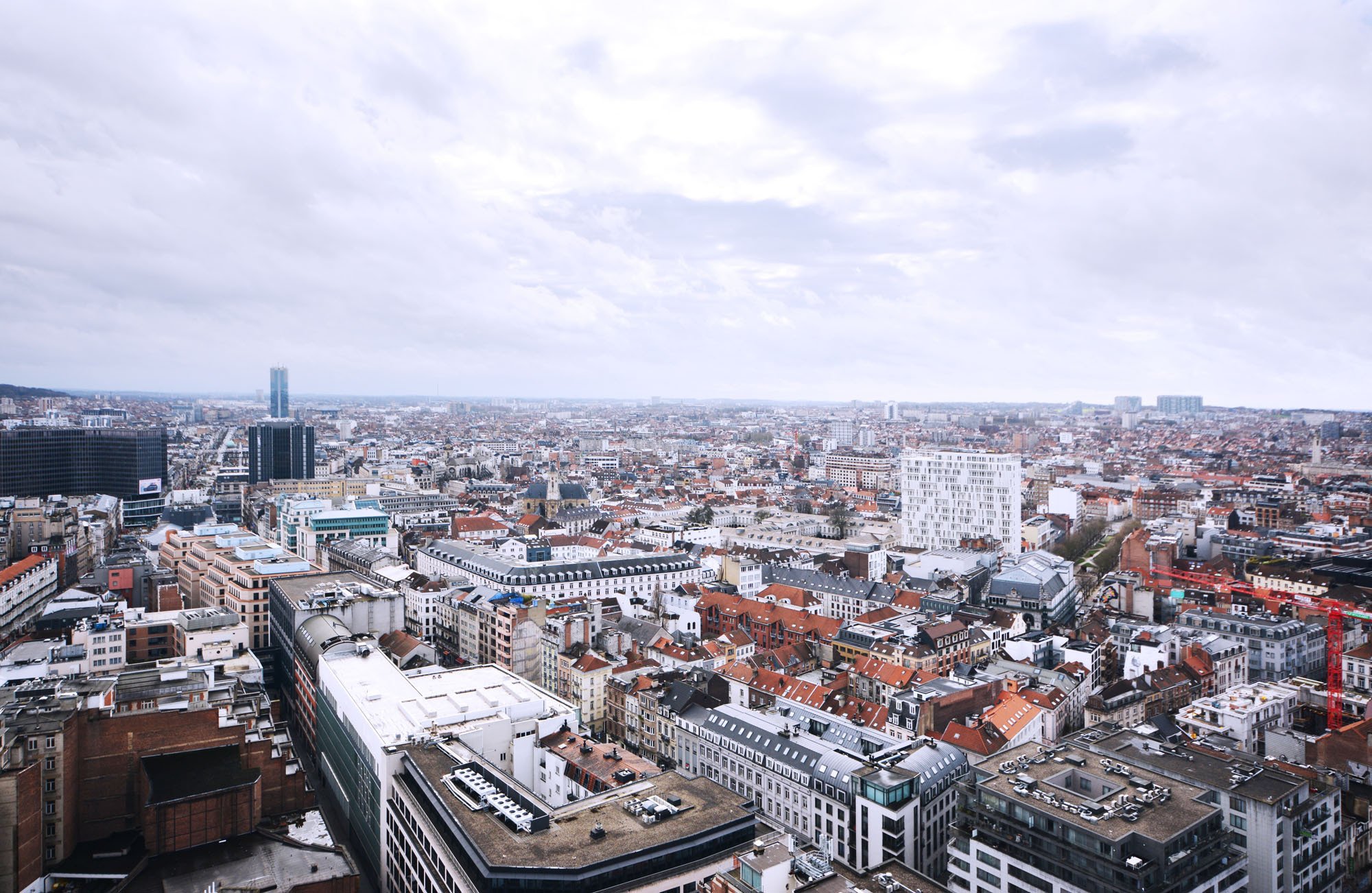 Die neue Fassade mit weißen, perforierten Sonnenschutzelementen gehört bereits zum Wiedererkennungsmerkmal des Turms in Brüssel.