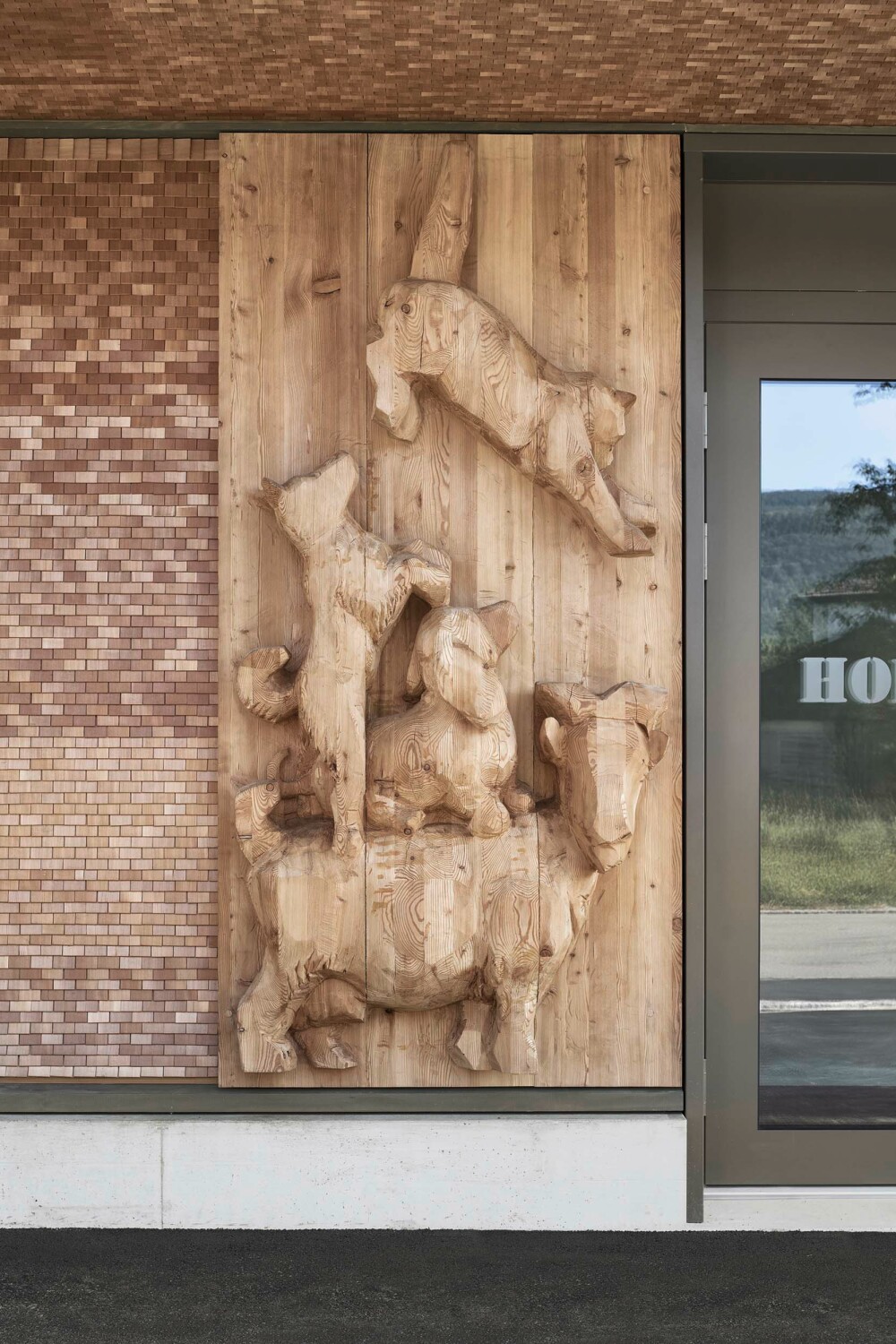 Eines von vier hölzernen Reliefs des Zürcher Künstlers Severin Müller