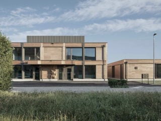 Das Hortgebäude ist zweigeschossig und vom Kindergarten etwas abgerückt (Ansicht Nord).