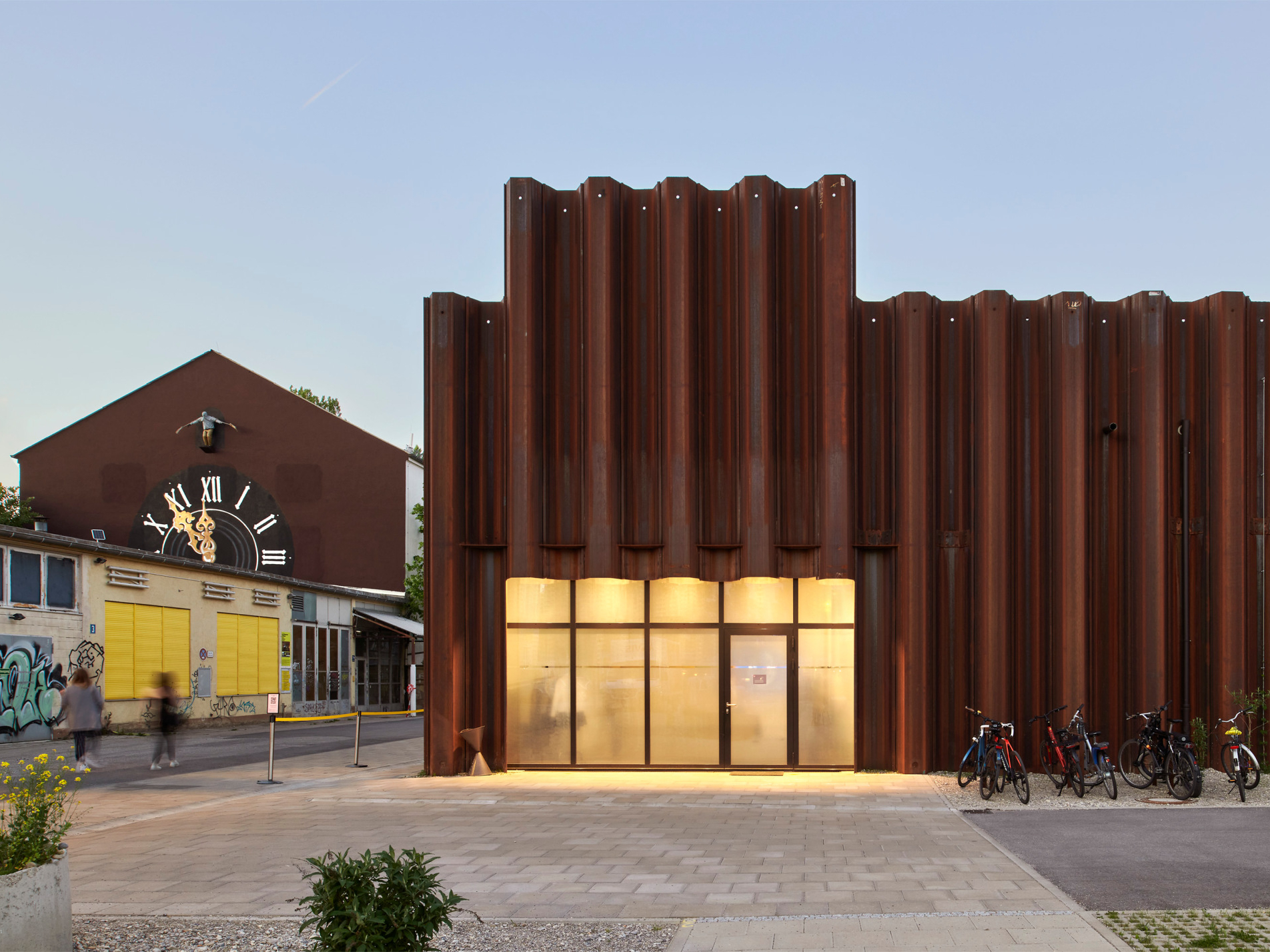 In München hat das Büro Mahlknecht Herrle Architektur einen Provisoriumsbau für die Spielstätte schwere reiter errichtet.