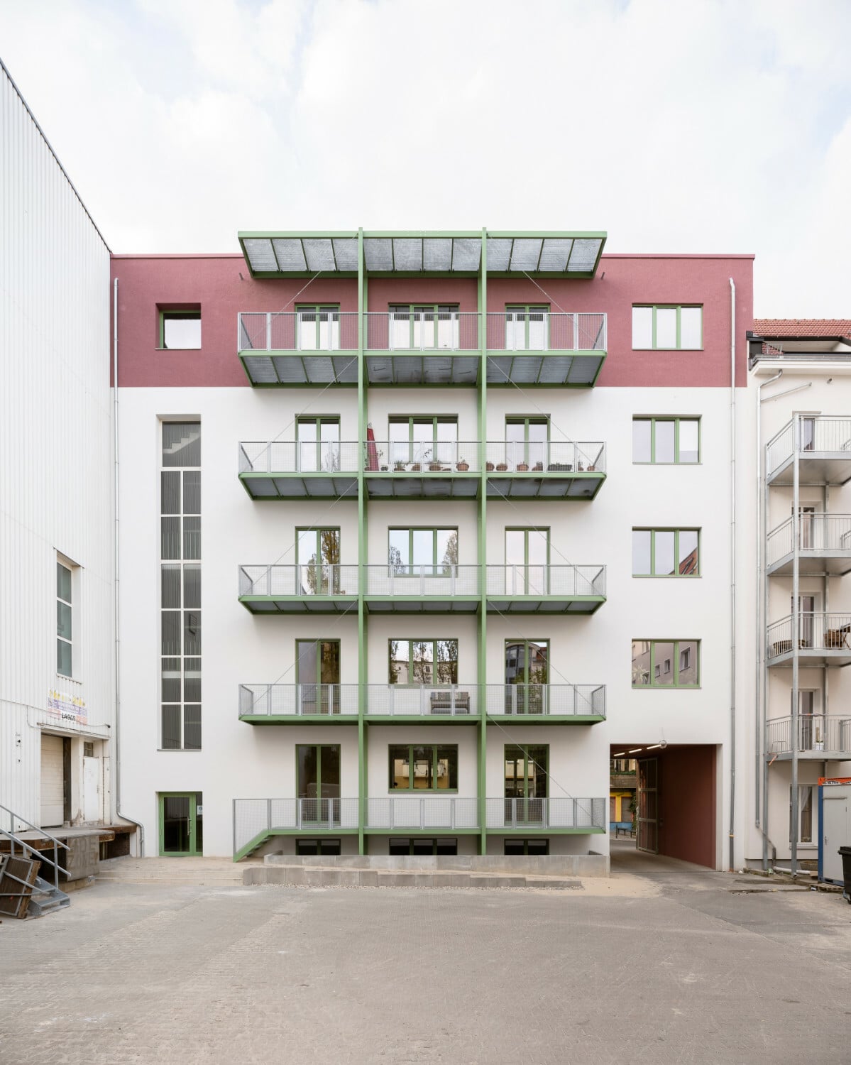 An der südlichen, hofseitigen Fassade wurde eine Balkonanlage installiert, die als „begehbarer Sonnenschutz“ dient.
