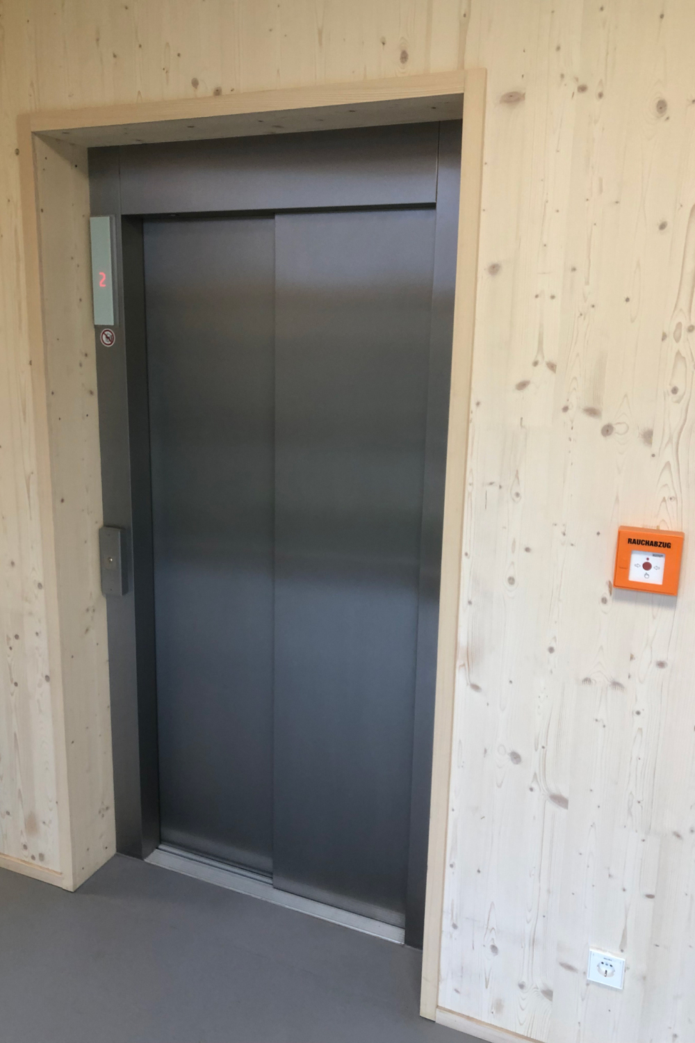Basierend auf einer Standardbefestigung im Holzbau, entwickelte der Hersteller ein Montagesystem für eine Grundschule in Berlin.