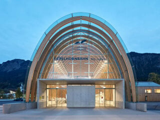 Eingangsansicht der Talstation, geplant von Hermann Kaufmann und Partner Architekten