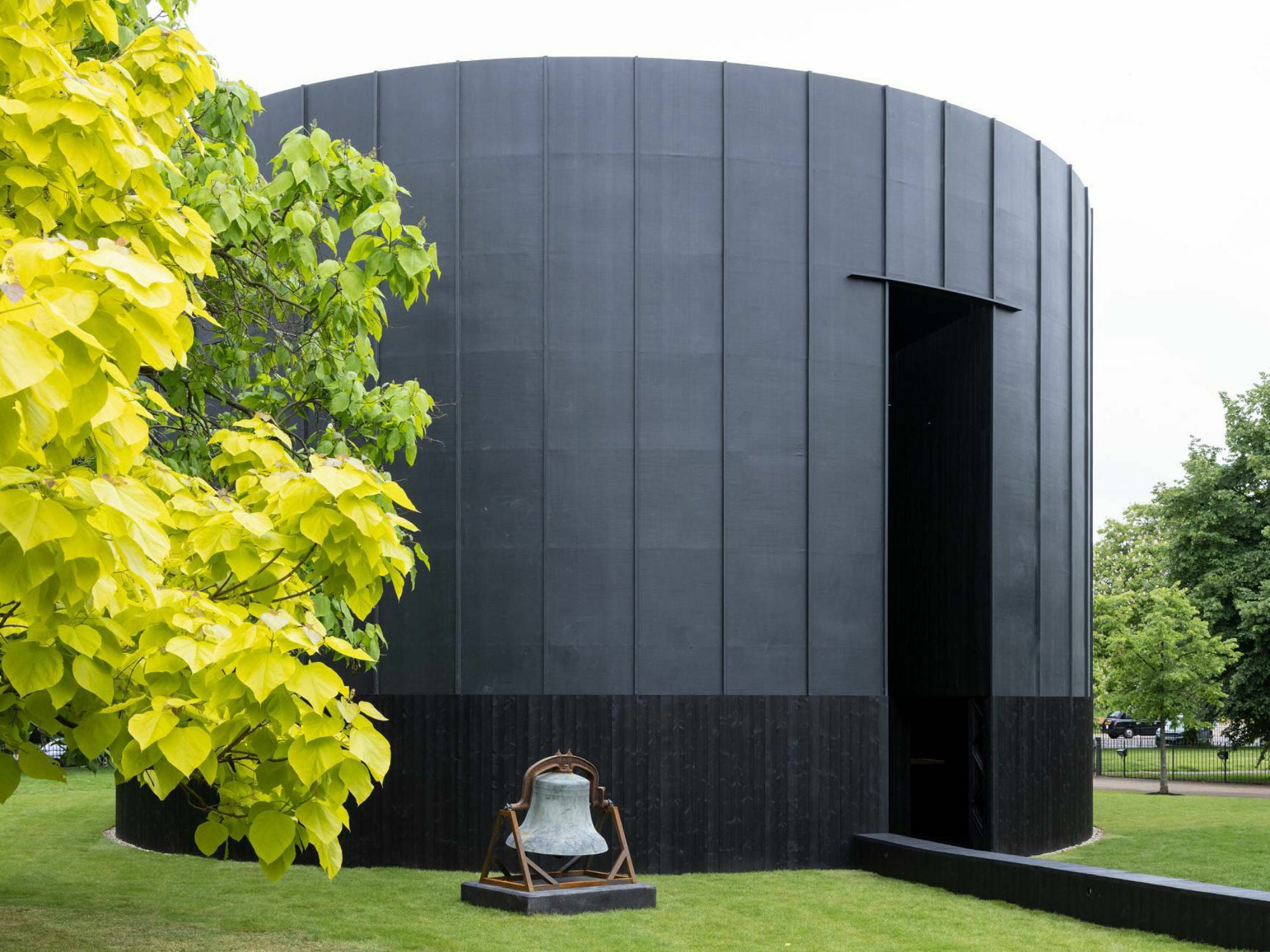 Der Serpentine Pavillon 2022 in den Londoner Kensington Gardens, entworfen von Theaster Gates, wirkt wie ein Sakralbau. 