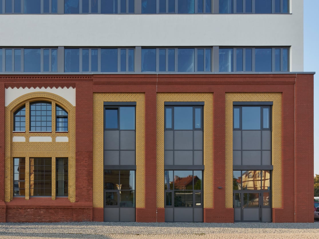 Der Speicher A der Elbarkaden in Magdeburg war vormals ein Zuckerspeicher und ist nun ein viergeschossiges Büro- und Geschäftsgebäude.