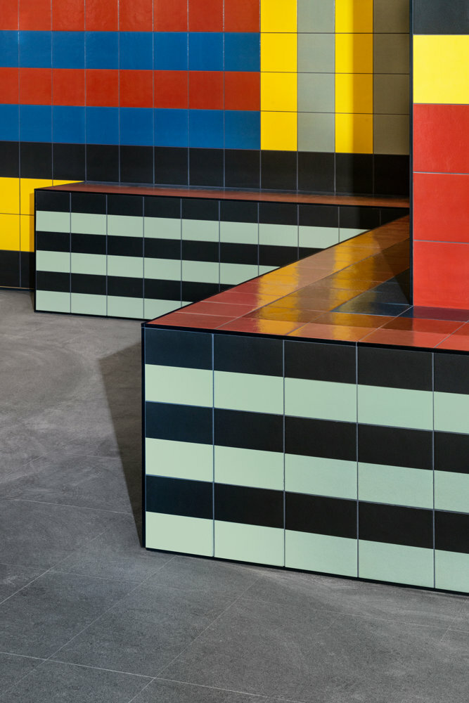 Mit dem Projekt Mind the gap setzen der italienische Fliesenhersteller Mutina und die französische Designerin Nathalie Du Pasquier ihre 2019 begonnene Zusammenarbeit fort. 
