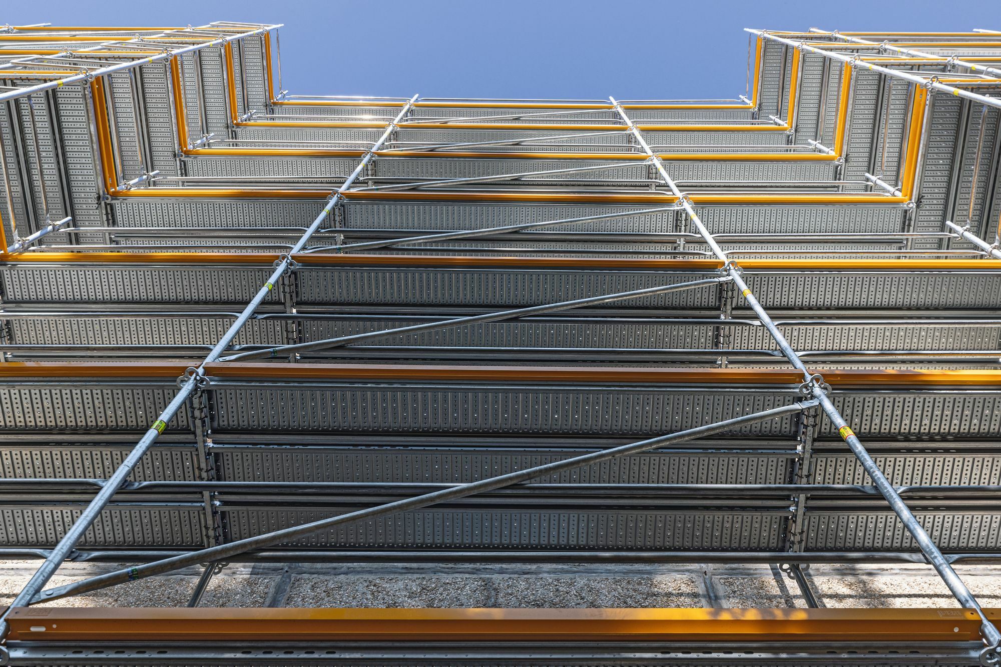 Beim Eckwohnblock an der Dr.-Jacobs-Straße sollte neben einer neuen Außendämmung das Erscheinungsbild der Fassade grundlegend individualisiert werden.