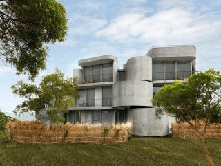 Der abgelegene Standort auf einer Bergkuppe oberhalb der Küste bildet die Kulisse für das expressive Bauwerk von Xrange Architects.